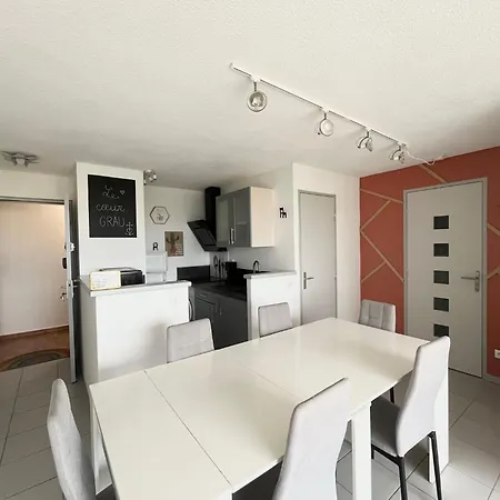 Devant La + Parking アパート